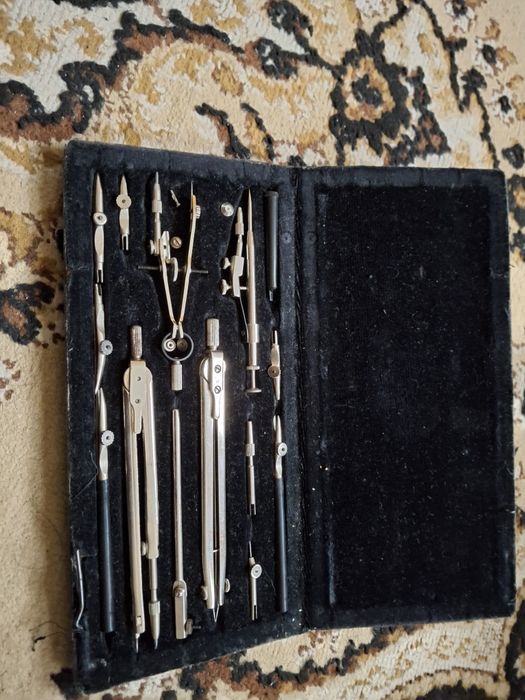 Готовальни чертежные.