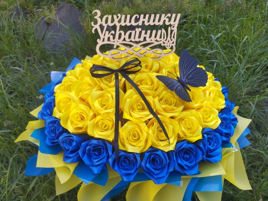 Букет для янгола героя з атласних стрічок