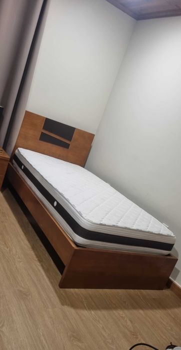 Cama de madeira maciça e colchão ortopedico como NOVOS