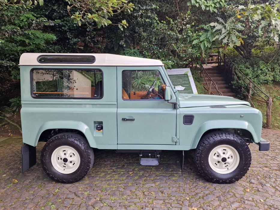 Land rover defender