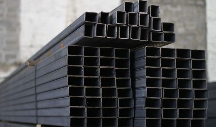 Труба прямоугольна не ржава для будівництва ціна 40*20*2