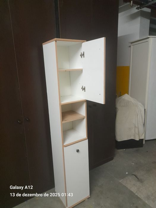 Móvel alto e estreito