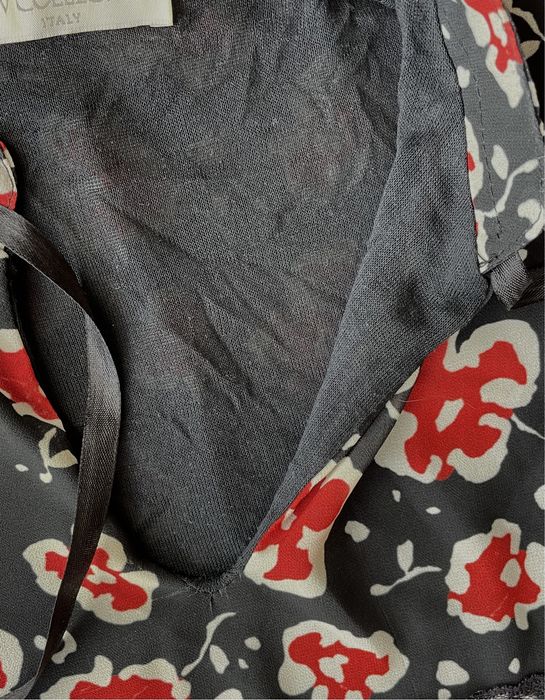 Vestido curto preto floral com detalhes em renda