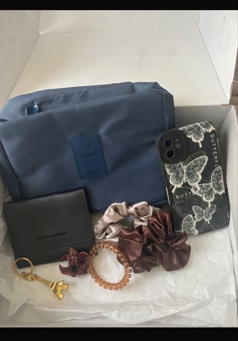 Zestaw akcesoriów damskich: kosmetyczka podróżna, etui iPhone, scrunchies, portfel