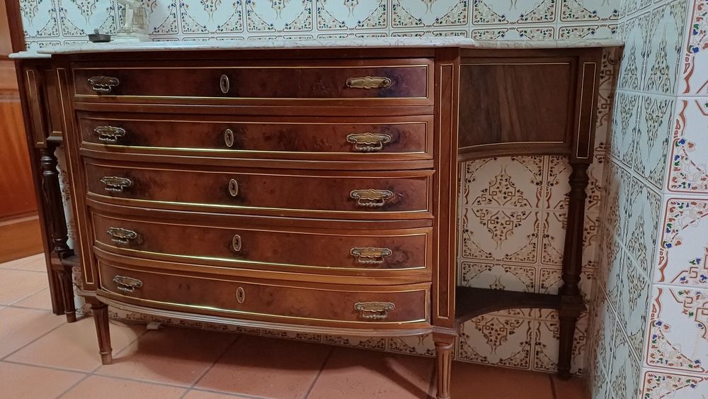 Móvel antigo com base de pedra com dourados e folheado a nogueira