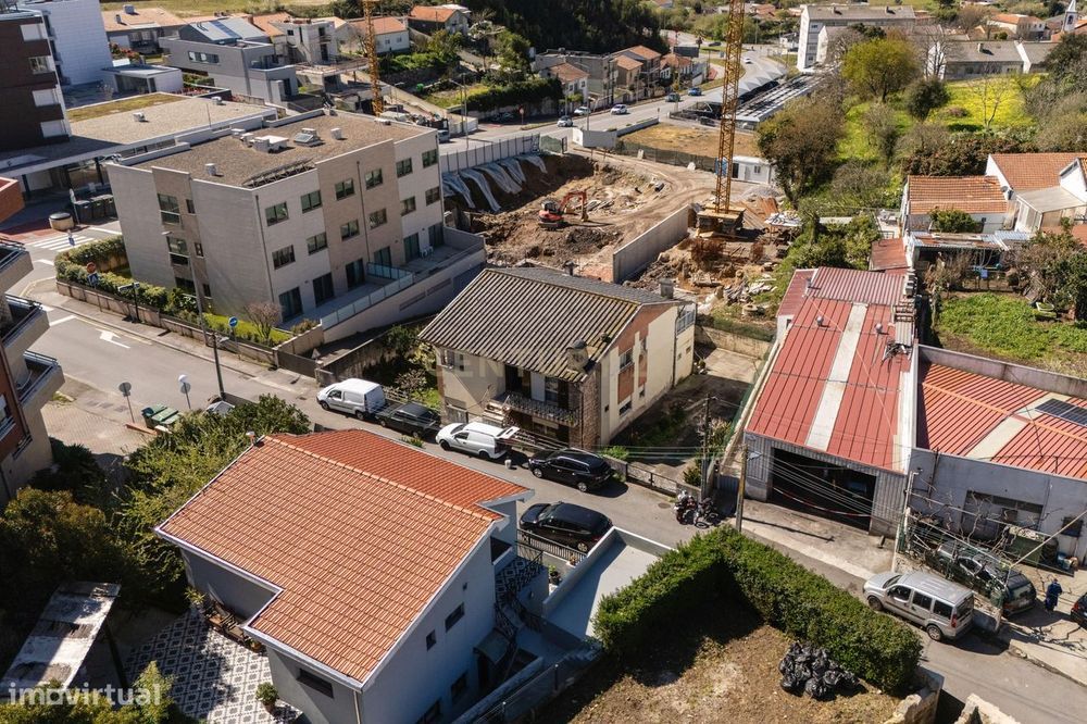 Moradia Bi-Familiar Ou Terreno Para Construção De Um Prédio Habitacion