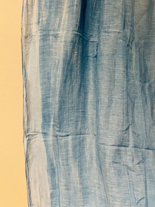 Écharpe azul em tecido leve