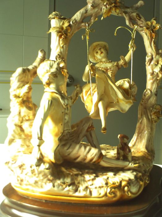 Linda Estatueta em Porcelana Finíssima