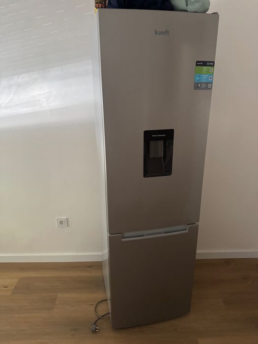 Frigorífico Kunft com dispensador de água