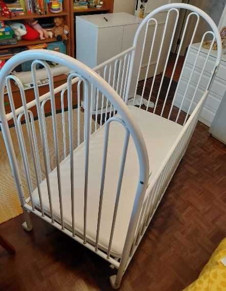 Cama bebé com colchão