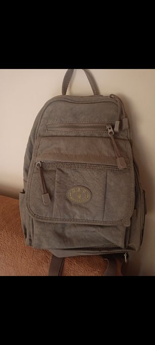 Plecaczek damski miejski z kieszeniami