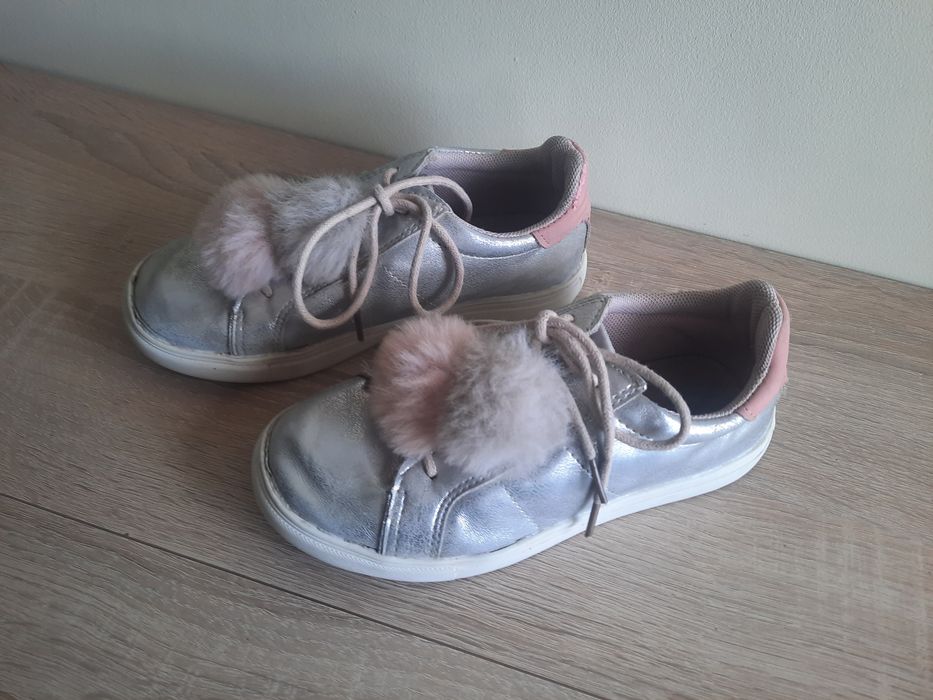 Buty z pomponami rozmiar 31