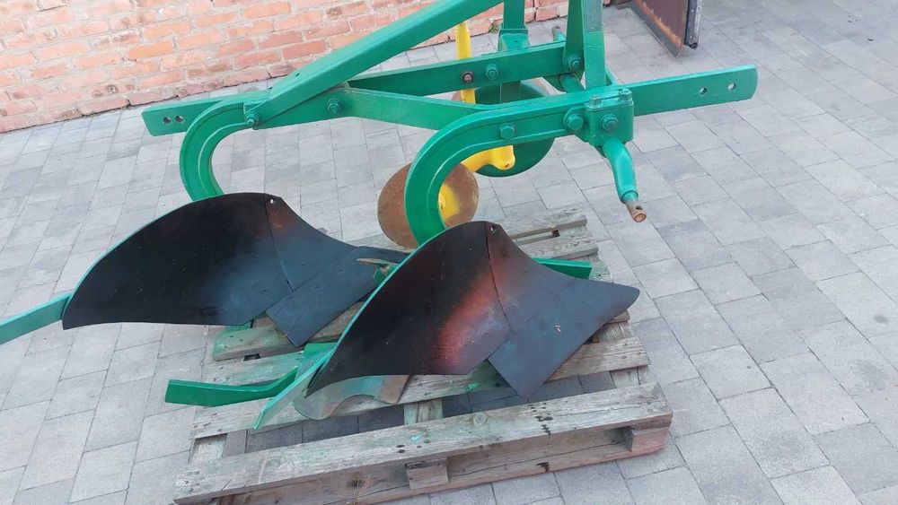Продам плуг 3 корпусний