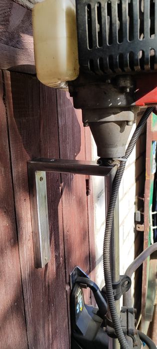 Кронштейн кріплення тримач на стіну для мотокоси та бензопили