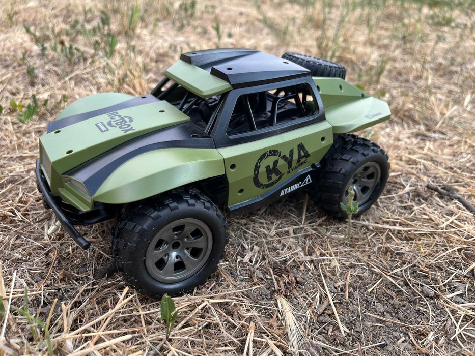 Машинка на пульту на радіокеруванні 1:18  2акумулятора в комплекті