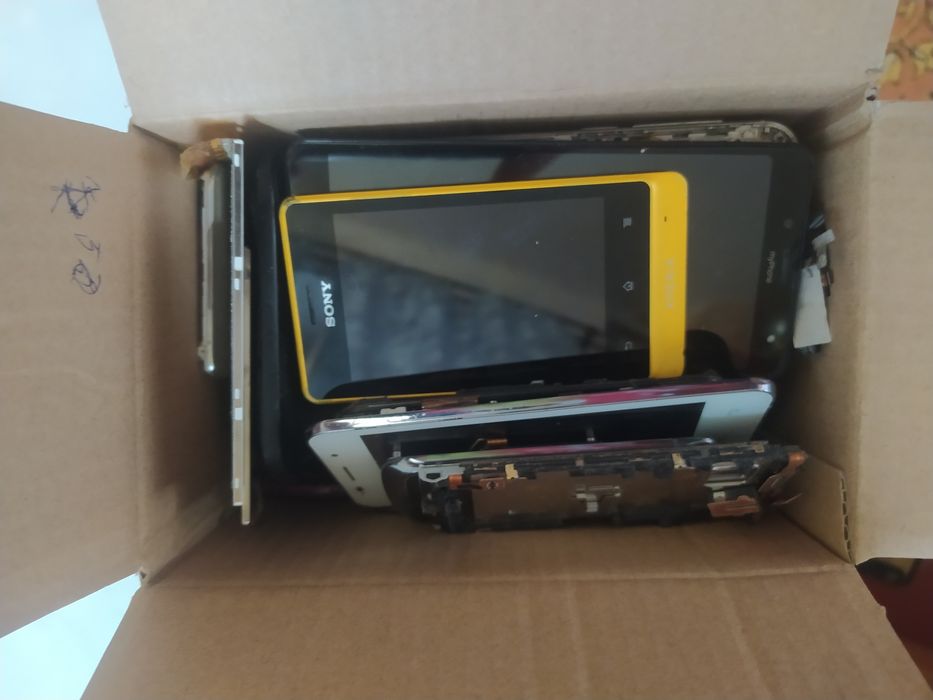 Дисплеи с телефона и планшеты  одним лотом