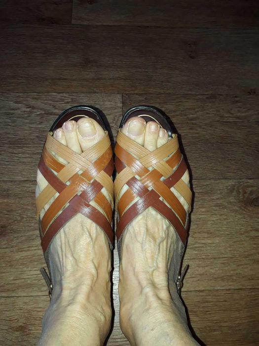 Легкі кожані босоніжки