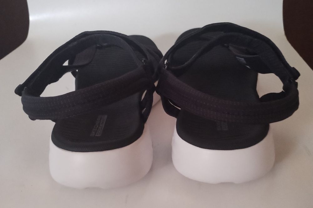 Оригінальн новіі фірмові сандалі Skechers, розмір 40