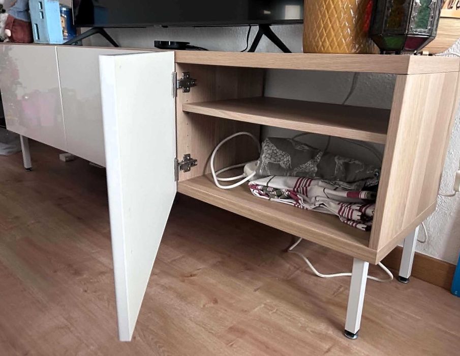 Móvel de TV com PORTAS