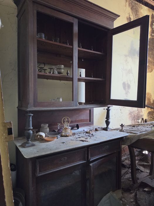 Dá-se. Móveis antigos para restauro