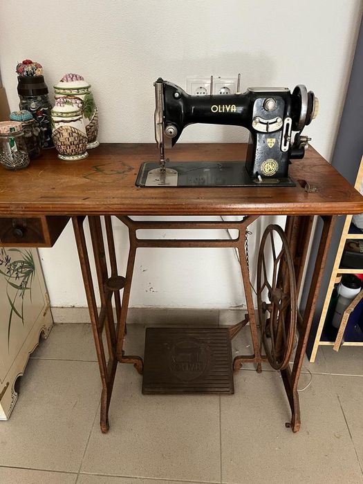 Vendo máquina de costura a funcionar Olivia