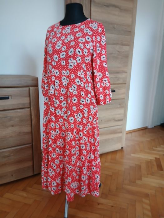 Dłuższa luźna sukienka z  falbankami na dole  42