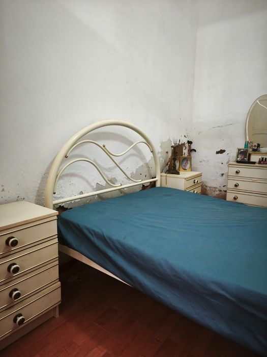 Cama metálica branca com conjunto