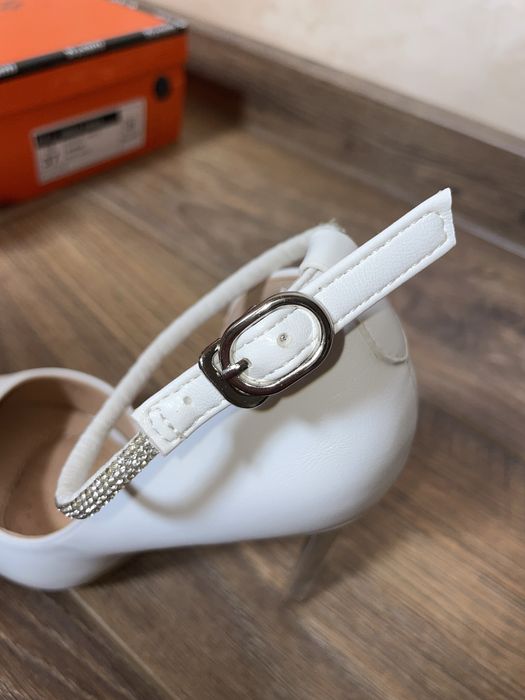 Білі туфлі човники на підборах шпильці
