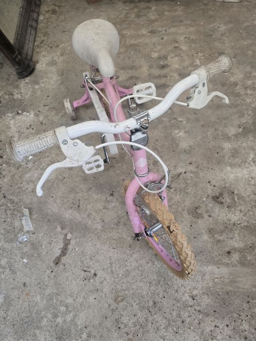 Bicicleta de criança com rodas de apoio