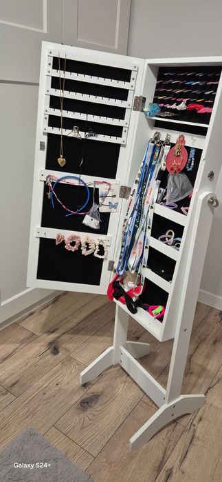 szafka na bibeloty dla dziewczynki