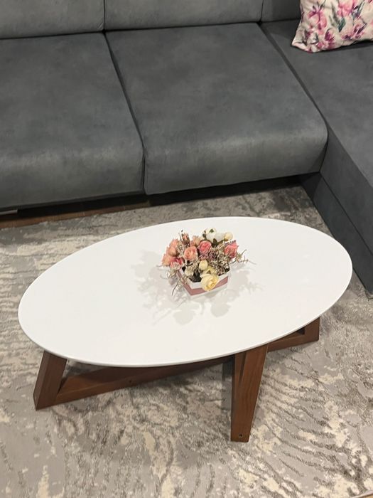 Mesa de mdf lacado branco com base de madeira de carvalho