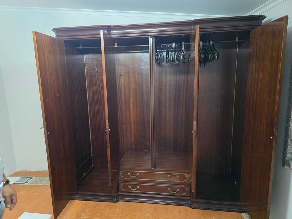 "Guarda-Roupa Mogno Maciço 4 Portas