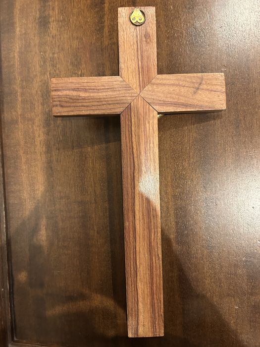 Crucifixo de bronze e madre pérola