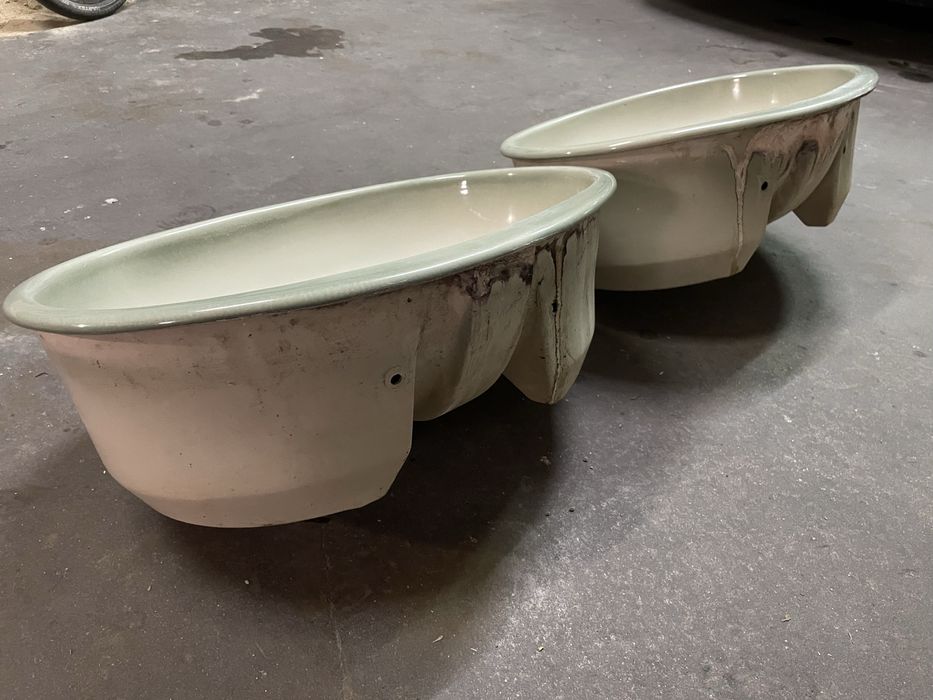 Par de pias antigas, lavatórios de rosto