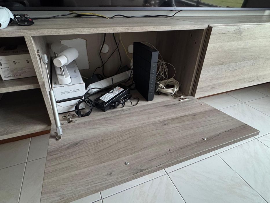 Móvel de sala suspenso em carvalho e branco