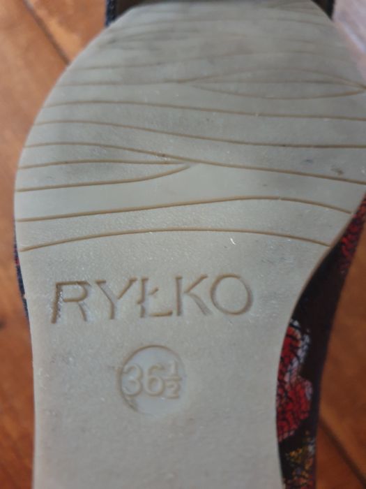 Buty na koturnie Ryłko.