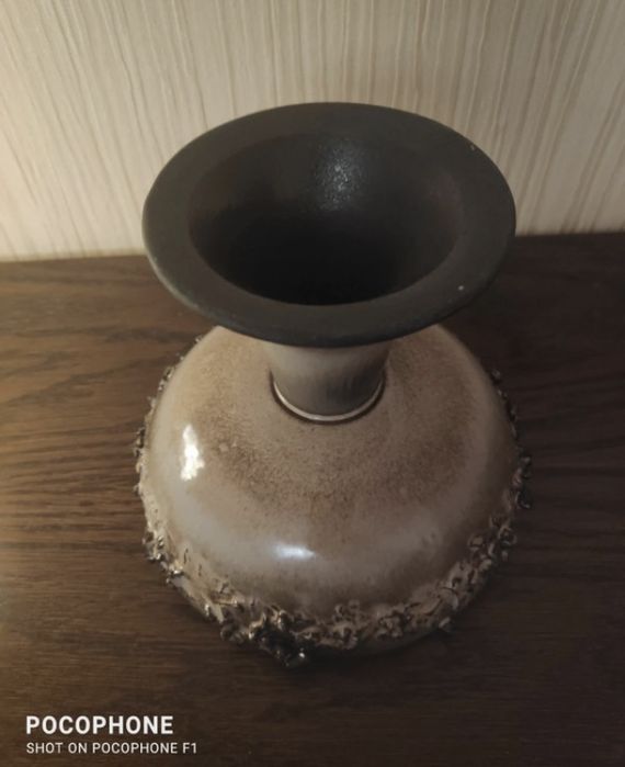 Naczynie postument z lawy.