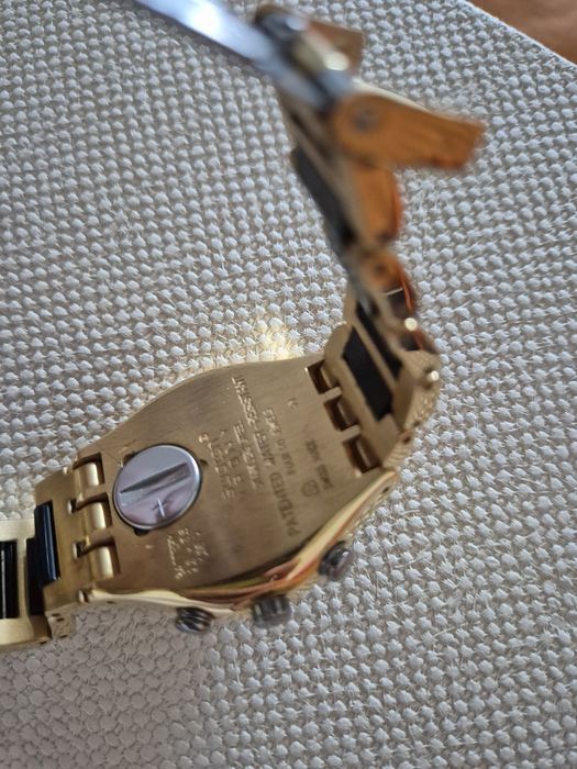 Relógio Swatch dourado e preto