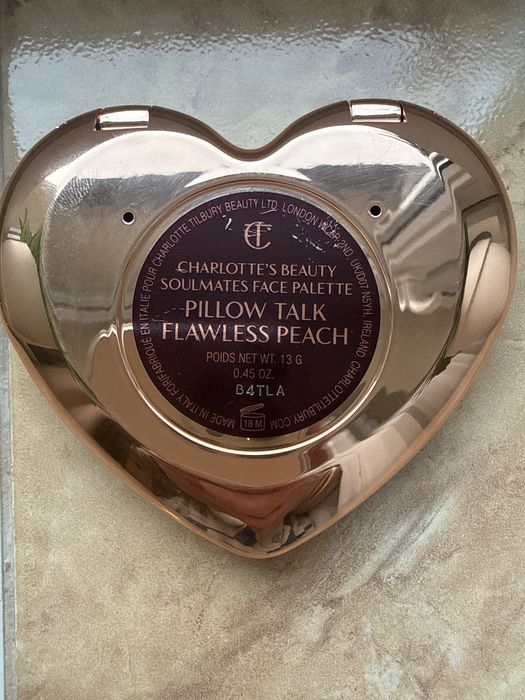 Sprzedam Charlotte Tilbury róż z pudrem limitowana edycja.