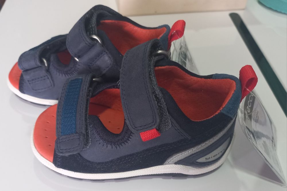 Sandálias em pele novas com etiqueta ecco