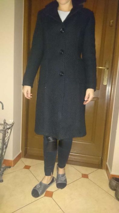 Płaszcz czarny 36 Aggi z paskiem