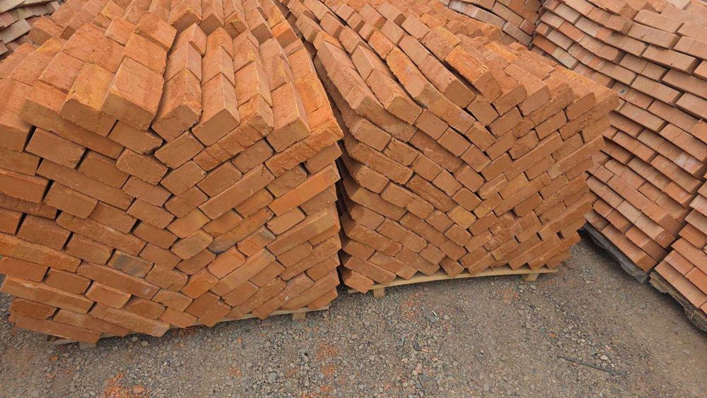 Цегла Рядова М-100 (7.00 грн) та Подвійна 2NF (13.80). З Доставкою!