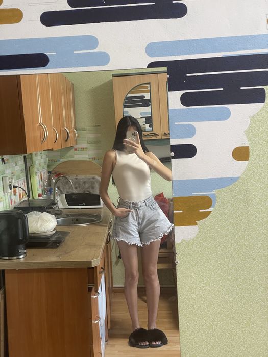 Білий боді на заклепках