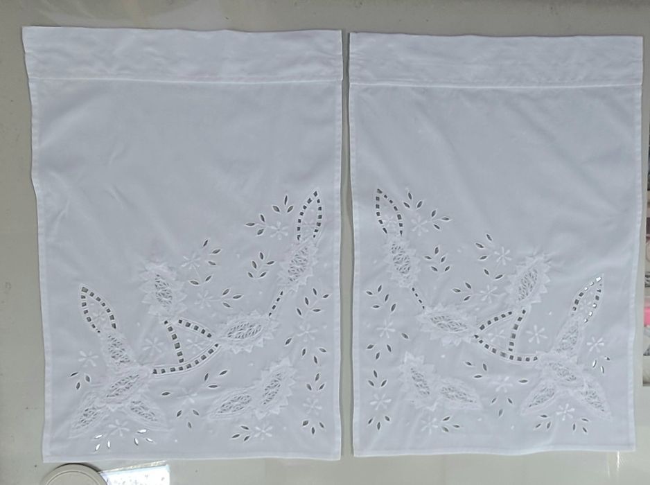 Par de cortinas brancas em algodao bordado 55x38 cm ( varão nao incluido)