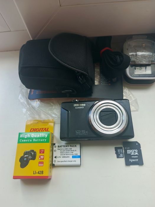 Casio Exilim EX-ZS100: 12хZoom Метал, HD 14.1 Мп та CCD-vintage +16Гб