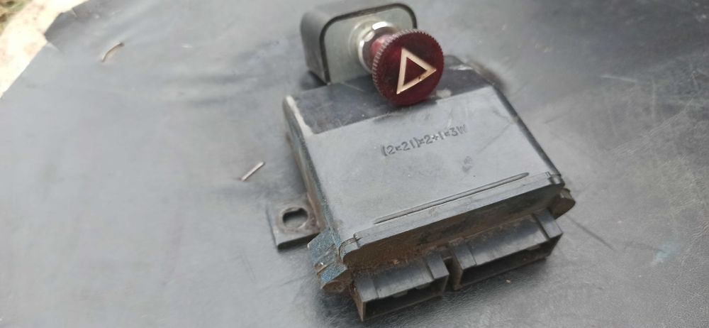 Реле и кнопка аварийной сигнализации и значек АЗЛК