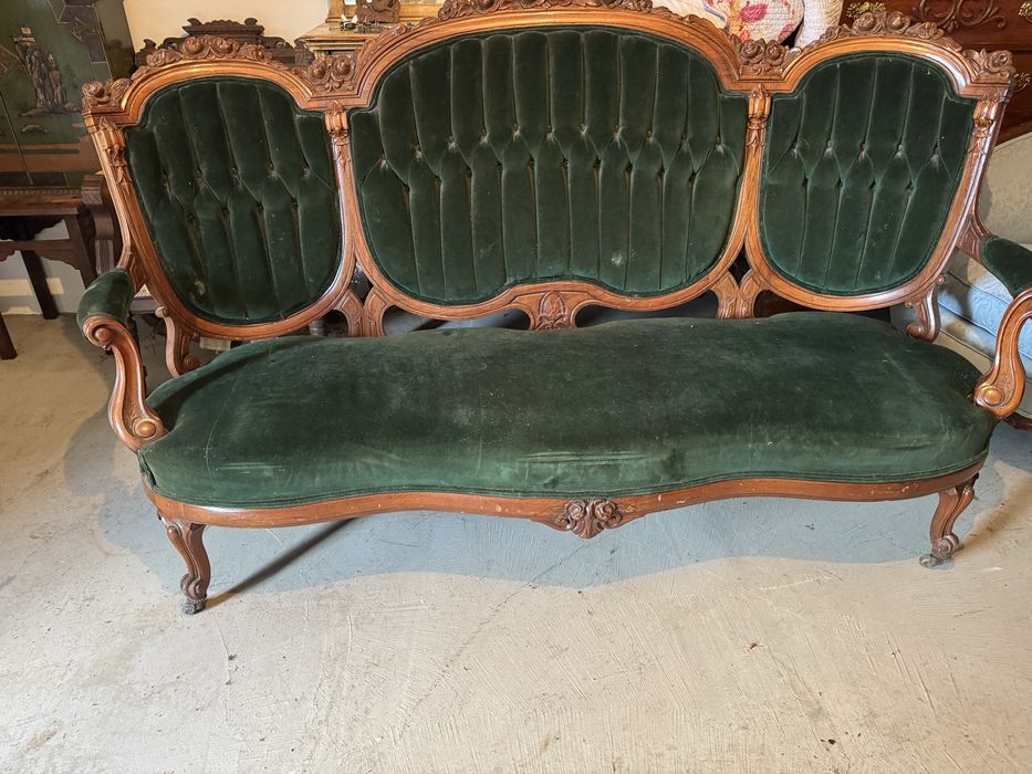 Sofa w stylu ludwikowskim