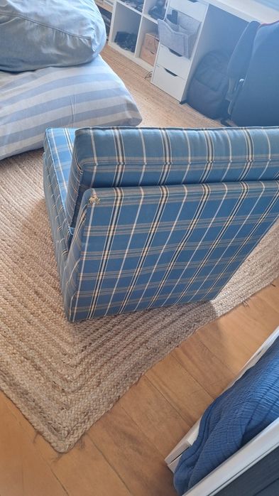 Sofá individual, forrado a tecido xadrez azul e amarelo