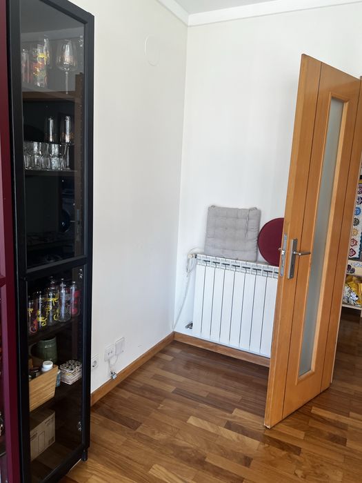 Estante IKEA Billy Preta com Porta de Vidro Oxberg (40x30x202 cm)