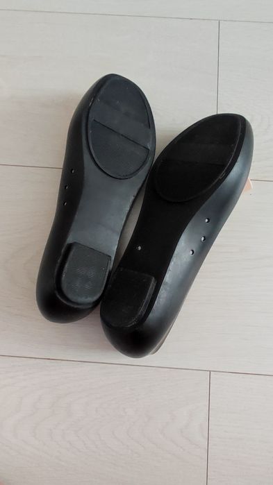 Czarne gumowe baleriny